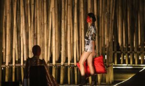 Model memperagakan busana yang bertajuk "Gantari: The Final Journey to Java" di Candi Prambanan, Sleman, DI Yogyakarta, Sabtu (9/10/2021). Peragaan busana batik yang digelar oleh Lakon Indonesia tersebut berkolaborasi dengan perajin batik di 12 daerah pulau Jawa dan melibatkan 1.000 pelaku ekonomi kreatif sebagai upaya menggeliatkan kembali industri kreatif. ANTARA FOTO/Hendra Nurdiyansyah/aww. (ANTARA FOTO/Hendra Nurdiyansyah)