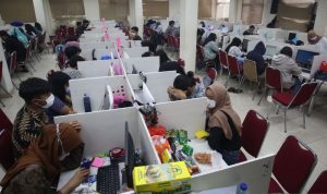 Suasana ruang kerja jasa Pinjol usai penggerebekan kantor jasa pinjaman online (Pinjol) oleh Dit Reskrimsus Polda Metro Jaya di Cipondoh, Tangerang, Banten, Kamis (14/10/2021). Dalam penggerebekan tersebut polisi mengamankan 56 orang karyawan yang bekerja di bagian penawaran hingga penagihan. ANTARA FOTO/Muhammad Iqbal/hp.