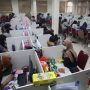 Suasana ruang kerja jasa Pinjol usai penggerebekan kantor jasa pinjaman online (Pinjol) oleh Dit Reskrimsus Polda Metro Jaya di Cipondoh, Tangerang, Banten, Kamis (14/10/2021). Dalam penggerebekan tersebut polisi mengamankan 56 orang karyawan yang bekerja di bagian penawaran hingga penagihan. ANTARA FOTO/Muhammad Iqbal/hp.