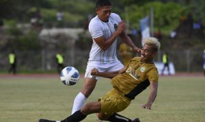 Pesepak bola Maluku Utara Riswan H Lauhin (kanan) berebut boia dengan pesepak bola Jawa Barat Ilham Qolba Rizky Wiguna (kiri) saat pertandingan penyisihan sepak bola putra PON Papua di Stadion Mahacandra Universitas Cendrawasih, Kota Jayapura, Papua, Minggu (3/10/2021). ANTARA FOTO/Nova Wahyudi/wsj.