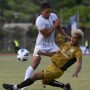 Pesepak bola Maluku Utara Riswan H Lauhin (kanan) berebut boia dengan pesepak bola Jawa Barat Ilham Qolba Rizky Wiguna (kiri) saat pertandingan penyisihan sepak bola putra PON Papua di Stadion Mahacandra Universitas Cendrawasih, Kota Jayapura, Papua, Minggu (3/10/2021). ANTARA FOTO/Nova Wahyudi/wsj.