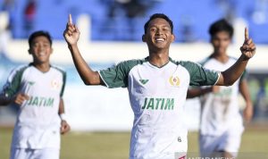 Pesepak bola Jawa Timur Mohammad Krisna Septiawan melakukan selebrasi usai membobol gawang tim Jawa Barat pada babak enam besar Sepak Bola Putra PON Papua di Stadion Barnabas Youwe, Sentani, Kabupaten Jayapura, Papua, Minggu (10/10/2021). ANTARA FOTO/Zabur Karuru/aww.