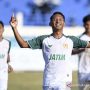 Pesepak bola Jawa Timur Mohammad Krisna Septiawan melakukan selebrasi usai membobol gawang tim Jawa Barat pada babak enam besar Sepak Bola Putra PON Papua di Stadion Barnabas Youwe, Sentani, Kabupaten Jayapura, Papua, Minggu (10/10/2021). ANTARA FOTO/Zabur Karuru/aww.