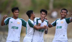 Sejumlah pesepak bola Jawa Timur merayakan gol yang dicetak Dian Sasongko (kedua kanan) ke gawang Jawa Tengah dalam pertandingan sepak bola PON Papua di Stadion Mahacandra, Papua, Jumat (1/10/2021). ANTARA FOTO/Akbar Nugroho Gumay/foc.