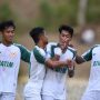 Sejumlah pesepak bola Jawa Timur merayakan gol yang dicetak Dian Sasongko (kedua kanan) ke gawang Jawa Tengah dalam pertandingan sepak bola PON Papua di Stadion Mahacandra, Papua, Jumat (1/10/2021). ANTARA FOTO/Akbar Nugroho Gumay/foc.