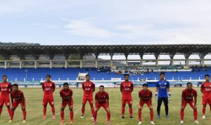 Tim Sepak Bola Putra Aceh berfoto bersama sebelum memulai pertandingan melawan tim sepak bola putra Sulawesi Utara pada babak penyisihan Sepak Bola Putra PON Papua di Stadion Barnabas Youwe, Sentani, Papua, Selasa (28/9/2021). ANTARA FOTO/Zabur Karuru/wsj.