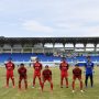 Tim Sepak Bola Putra Aceh berfoto bersama sebelum memulai pertandingan melawan tim sepak bola putra Sulawesi Utara pada babak penyisihan Sepak Bola Putra PON Papua di Stadion Barnabas Youwe, Sentani, Papua, Selasa (28/9/2021). ANTARA FOTO/Zabur Karuru/wsj.