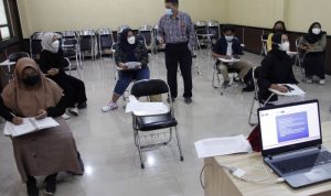 Arsip Foto. Mahasiswa mengikuti uji coba perkuliahan tatap muka dengan menerapkan protokol kesehatan di Fakultas Hukum Universitas Sebelas Maret (UNS), Solo, Jawa Tengah, Rabu (7/4/2021). (ANTARA FOTO/Maulana Surya/hp)