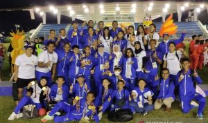 Kontingen Jawa Barat berpose usai pertandingan cabang olahraga atletik di Pekan Olahraga Nasional (PON) XX Papua yang berlangsung di GOR Mimika Sport Complex, Mimika, Papua, Kamis (14/10/2021) (ANTARA/Fathur Rochman)