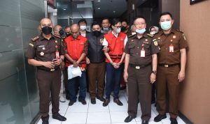 Dua orang tersangka kasus Mark Up Premi Asuransi PT POS FIN