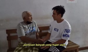 Baim Wong dan kakek Suhud saling bermaaf-maafan. (YouTube Baim Paula)