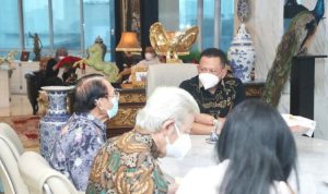 Ketua MPR RI Bambang Soesatyo menerima Sekretariat Nasional Pewayangan Indonesia (SENAWANGI) di kantornya. (Dok. MPR RI)