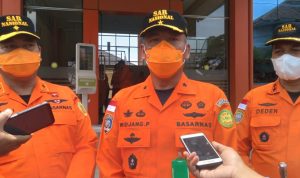 Indonesia Rawan Bencana, Basarnas: Semua Kantor SAR Siap Beri Pertolongan Bencana Direktur Sarana Prasana dan Komunikasi Basarnas Pusat, Brigjen Widjang Pranjoto (tengah) bersama Kepala Biro Umum Basarnas Pusat, S Riyadi (kiri) dan Kepala Basarnas Kantor SAR Bandung, Deden Ridwansah. (Yanuar Baswata/Jabar Ekspres)
