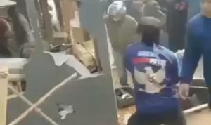 Situasi bentrokan Ormas PP dan BPPKB Banten di Desa Cikuya, Kecamatan Cicalengka, Kabupaten Bandung. *Istimewa