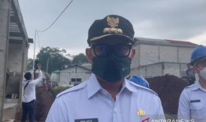 Wali Kota Bogor saat memberikan keterangan mengenai wisata edukasi Glow di sela peninjauan kawasan terdampak pembangunan double track Bogor-Sukabumi di Bojongkerta, Kecamatan Bogor Selatan, Kota Bogor, Rabu (27/10/2021). (ANTARA/Pemkot Bogor) wisata edukasi glow