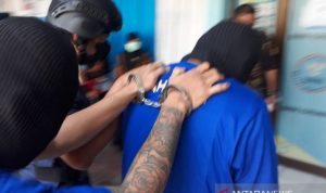 Kronologi BNN Karawang Tangkap Sindikat Narkoba Nasional, Sita 26 Kilogram Ganja BNN Karawang tangkap dua orang DPO pengedar narkoba sindikat jaringan nasional (ANTARA/Ali Khumaini)