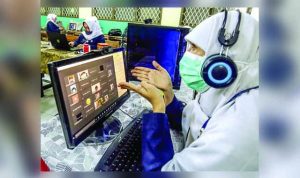 P2G: Digitalisasi Sekolah Bukan Jawaban Utama Guru memberikan materi saat pembelajaran jarak jauh (PJJ) kepada siswa kelas XI secara daring di SMA Negeri 8 Jakarta, Senin (13/7/2020). Kegiatan Pembelajaran Jarak Jauh (PJJ) di sekolah tersebut bertujuan untuk mencegah penyebaran COVID-19 di lingkungan sekolah. (DOK. HARITSAH ALMUDATSIR/JAWA POS)