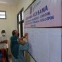 Lurah Curug, Raden Herandy S saat melakukan penandatanganan bersama dalam upaya pencegahan stunting dengan pihak stakeholder, ist.