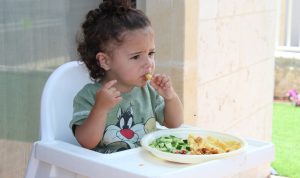 Anak Selalu Pilih-pilih Makanan? Begini Solusinya Ilustrasi anak sedang makan (Pixabay)