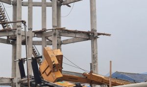 Crane roboh pada proyek PDAM Tirta Asasta Kota Depok (ANTARA/Foto: Feru Lantara)