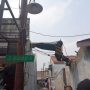 Sebuah crane jatuh dan menimpa rumah warga di Jalan Jalan Mawar Raya, Depok Jaya, pada Jumat (15/10). (Istimewa)