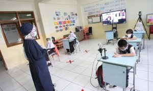 SD Darul Hikam belajar dengan metode hybrid learning (offline dan online). (Ade Bayu Indra/Humas Darul Hikam)