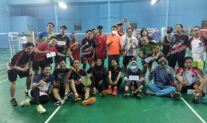 Turnamen Bulutangkis PB Kombinasi Cup II Resmi Ditutup Ketua KONI Kota Depok (tengah) saat foto bersama dengan peserta PB Kombinasi CUP II