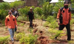 Pergerakan tanah di Kampung Cikekep, Desa Cidadap, Kecamatan Campaka, Cianjur, Jawa Barat, terus meluas dengan kedalaman mencapai 30 centimeter, sehingga warga diimbau waspada dan segera mengungsi, jika hujan turun deras, Jumat (1/10). ANTARA POTO. (Ahmad Fikri)