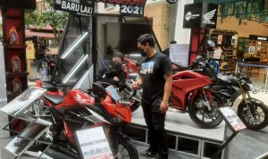Frontline People sedang menjelaskan fitur dan keunggulan dari New Honda CBR150R kepada pengunjung