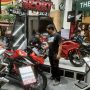Frontline People sedang menjelaskan fitur dan keunggulan dari New Honda CBR150R kepada pengunjung