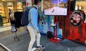 Kolaborasi dengan Brand Local, DAM Gelar Honda Custom Playground Pengunjung sedang mencoba games Virtual Skateboadd di area booth Honda Paris Van Java, Bandung