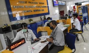 Sejumah wajib pajak melaporkan surat pemberitahuan (SPT) tahunan pajak di Kantor Wilayah Direktorat Jenderal Pajak (DJP) Wajib Pajak Besar di Jakarta, Senin (1/3/2021). ANTARA FOTO/M Risyal Hidayat/hp.