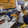Sejumah wajib pajak melaporkan surat pemberitahuan (SPT) tahunan pajak di Kantor Wilayah Direktorat Jenderal Pajak (DJP) Wajib Pajak Besar di Jakarta, Senin (1/3/2021). ANTARA FOTO/M Risyal Hidayat/hp.