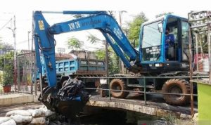 Petugas menggunakan alat berat mengangkut sedimen lumpur di Kali Grogol, Kebayoran Lama, Jakarta Selatan, Minggu (10/10/2021). ANTARA/HO-Sudin Kominfotik Jakarta Selatan