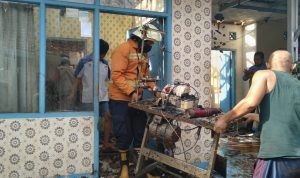 Petugas Damkar bersama warga membantu membereskan barang milik Asep Kustandi, 49, pasca kebakaran, Jumat (1/10). (Yanuar Baswata/Jabar Ekspres)
