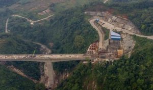 Struktur jembatan tertinggi proyek Kereta Cepat Jakarta-Bandung Section Tunnel #6 DK 88 di Desa Depok, Purwakarta, Jawa Barat. (M. Ibnu Chazar/Antara ) pembangunan kjcb