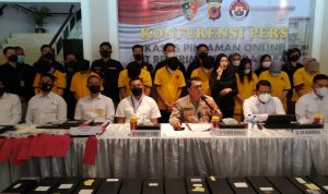 Direskrimsus Polda Jabar Bongkar Sindikat Pinjol Ilegal Antar Daerah, 8 Orang Jadi Tersangka Dok. Konferensi Pers Polda Jabar terkait pengungkapan sindikat Pinjol ilegal antar daerah, Kamis (21/20). Foto Sandi Nugraha