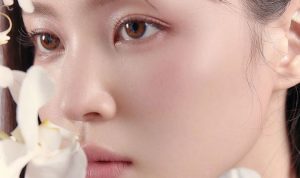 Lee Hi Bocorkan Rahasia Kulit Cantik Sempurna ala Idol, Ternyata Ini Alat Utamanya! lee hi kulit cantik idol