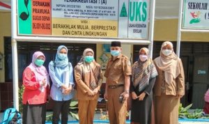 Puskesmas Limo Sarankan Sekolah Perketat Prokes Demi Kelancaran PTMT UPTD Puskesmas Limo saat melakukan monitoring PTMT di SD N Limo 1 depok