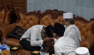 Mendikbudristek Nadiem Makarim mencium tangan para kiai pondok pesantren di Kediri. Foto Humas Kemendikbudristek