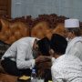 Mendikbudristek Nadiem Makarim mencium tangan para kiai pondok pesantren di Kediri. Foto Humas Kemendikbudristek