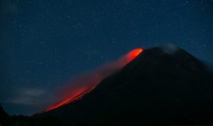 Arsip Foto. Pemandangan Gunung Merapi yang sedang meluncurkan lava pijar terlihat dari Cangkringan, Sleman, DI Yogyakarta, Minggu (15/8/2021). (ANTARA FOTO/Hendra Nurdiyansyah/foc)