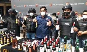 Tiga Warung Digerebek, Polres Garut Temukan Ratusan Miras di Dalam Bunker Tiga Warung Digerebek, Polres Garut Temukan Ratusan Miras di Dalam Bunker