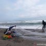 Nelayan pinggiran pantai selatan Cianjur, Jawa Barat, kembali mendapat penghasilan saat pergantian musim, dimana ikan selar atau lebih dikenal ikan jenggot, melimpah mendekati pantai.ANTARA POTO (Ahmad Fikri)