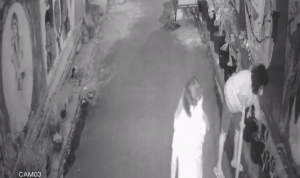 Viral, Terekam CCTV Ibu-ibu Curi Tanaman Warga Aksi ibu-ibu mencuri tanaman terekam CCTV. (Istimewa)