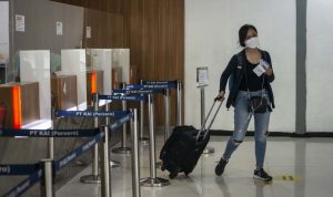 Tekan Pergerakan Warga, Pemerintah Hapus Cuti Bersama Natal 2021 Arsip Foto. Calon penumpang kereta jarak jauh berjalan menuju peron keberangkatan di Stasiun Pasar Senen, Jakarta, Selasa (26/10/2021). Pemerintah telah memangkas cuti bersama untuk menekan pergerakan warga menjelang libur akhir tahun 2021. (ANTARA FOTO/Aprillio Akbar/wsj)