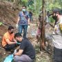 Petugas dari Unit Identifikasi Satreskrim Polres Tasikmalaya Kota dan Polsek Kadipaten melakukan olah TKP di lokasi penemuan jasad bayi, Minggu (24/10) siang. Foto: Radar Tasik