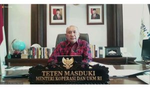 Menteri Koperasi dan UKM RI Teten Masduki saat membuka acara Wirakarya Local Heroes Festival 2021 yang diselenggarakan secara virtual pada Selasa (26/10/2021). (ANTARA/TL-Rizka Khaerunnisa)