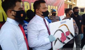 Saling Lapor, Anggota Geng di Cirebon Ditangkap Polisi Polisi saat menunjukkan barang bukti berupa celurit yang digunakan tersangka untuk menganiaya korban di Cirebon, Jawa Barat, Senin (4/10/2021). ANTARA/Khaerul Izan