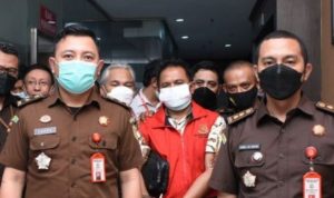Kejaksaan Tinggi Jawa Barat mengamankan tersangka korupsi PT Pos Finansial (Posfin). (ANTARA/HO-Kejati Jawa Barat)